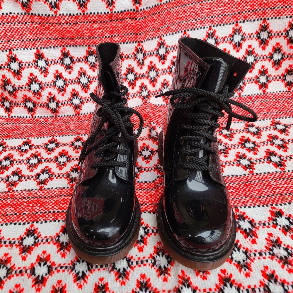 《Dripdrop black rain boots》